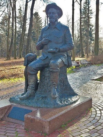 Памятник М.М. Пришвину (Сергиев Посад. Парк Скитские пруды)