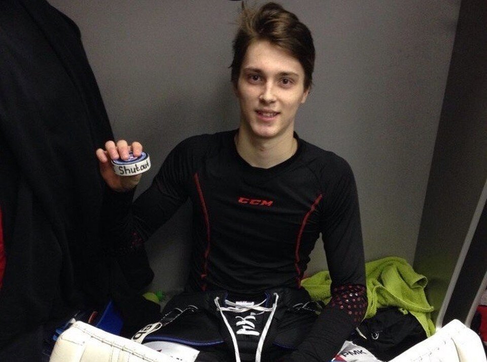    Сергей «засушил» свой первый матч еще в детстве, на фото он после первой игры на «ноль» на молодежном уровне. Фото: МХК «Белые Медведи»
