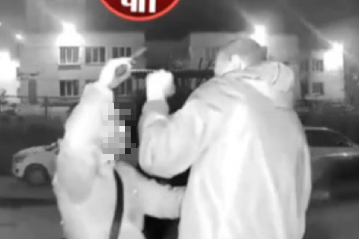    В Новосибирске мужчины устроили разборки с пистолетом у подъезда на Фрунзе