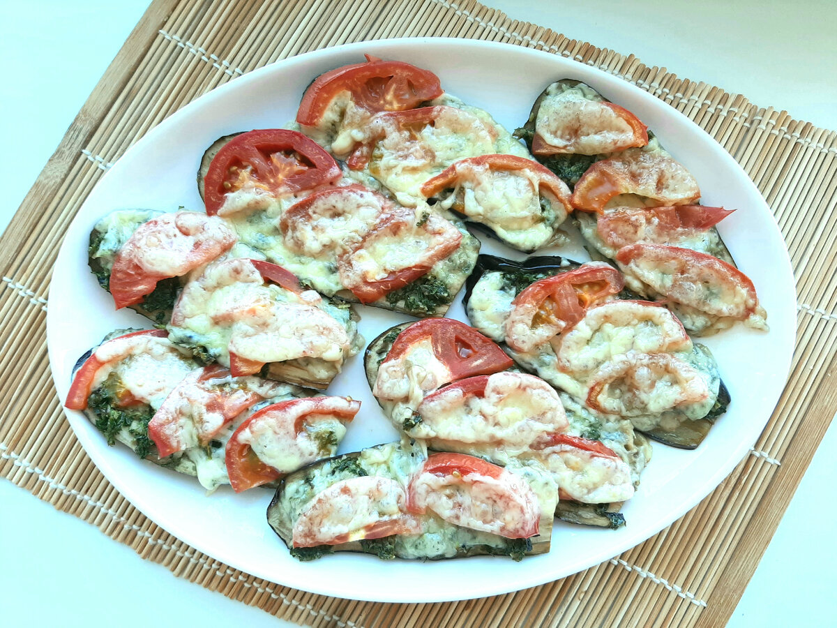 Ломтики баклажан, запеченные с зелёным соусом 