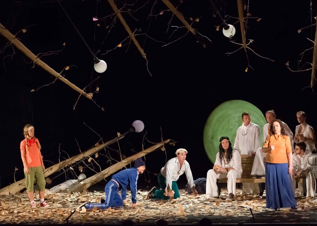 Эксперты признали "Ночь любовных помешательств" блестящей интерпретацией комедии Шекспира "Сон в шалую ночь". Краснодарский молодежный театр