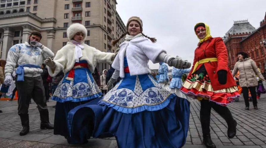 Участники фестиваля "День народного единства" на Манежной площади в Москве © РИА Новости / Евгения Новоженина 