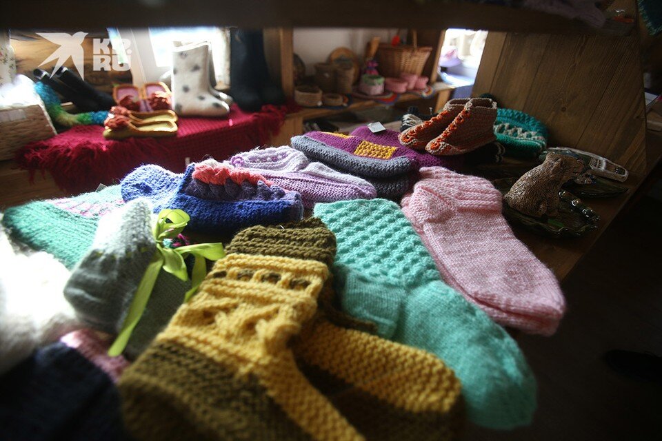  Носки для продажи в сувенирной лавке вяжут местные мариинские бабушки. Фото: Ольга ЮШКОВА, «КП»-Екатеринбург