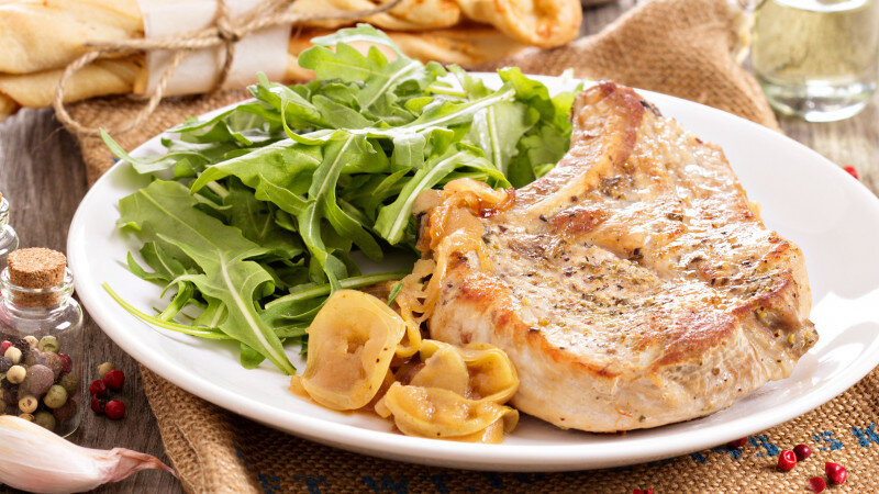     Свиные отбивные с яблоками. freepik.com/fahrwasser