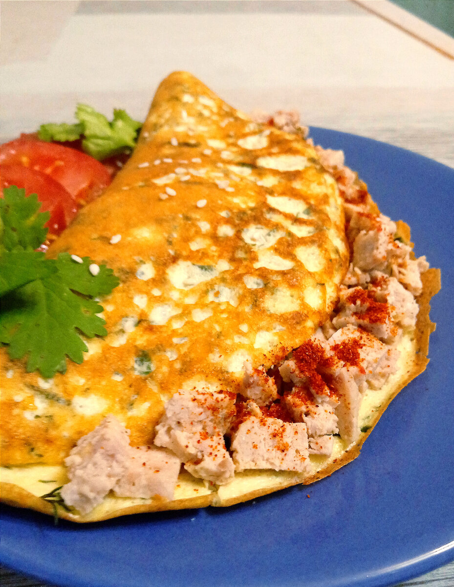 Творожный омлет с зеленью и индейкой. Рецепт в комментариях