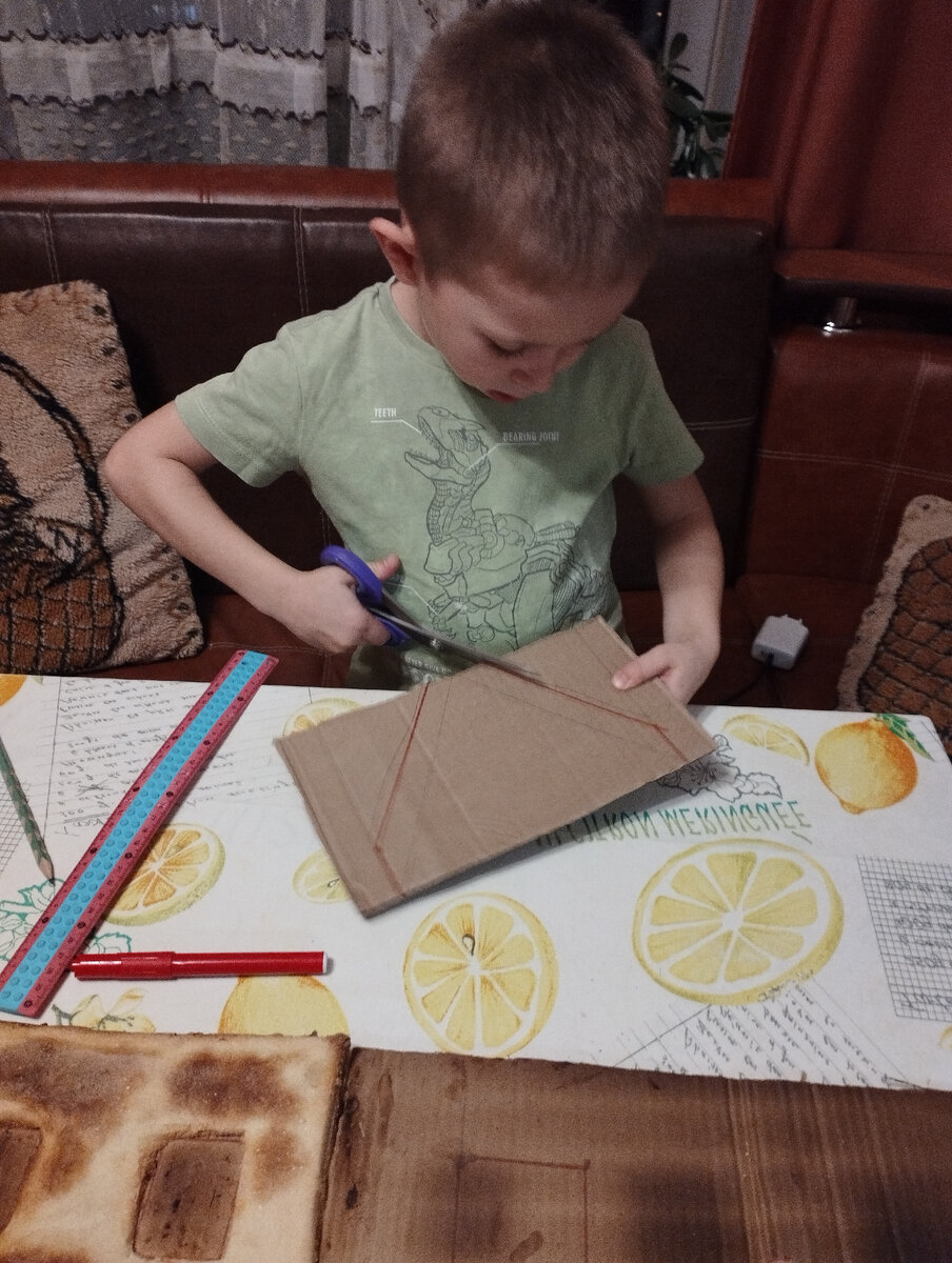 Точки отмечала я, линейку придерживала тоже я, дальше все сам. Но под моим руководством