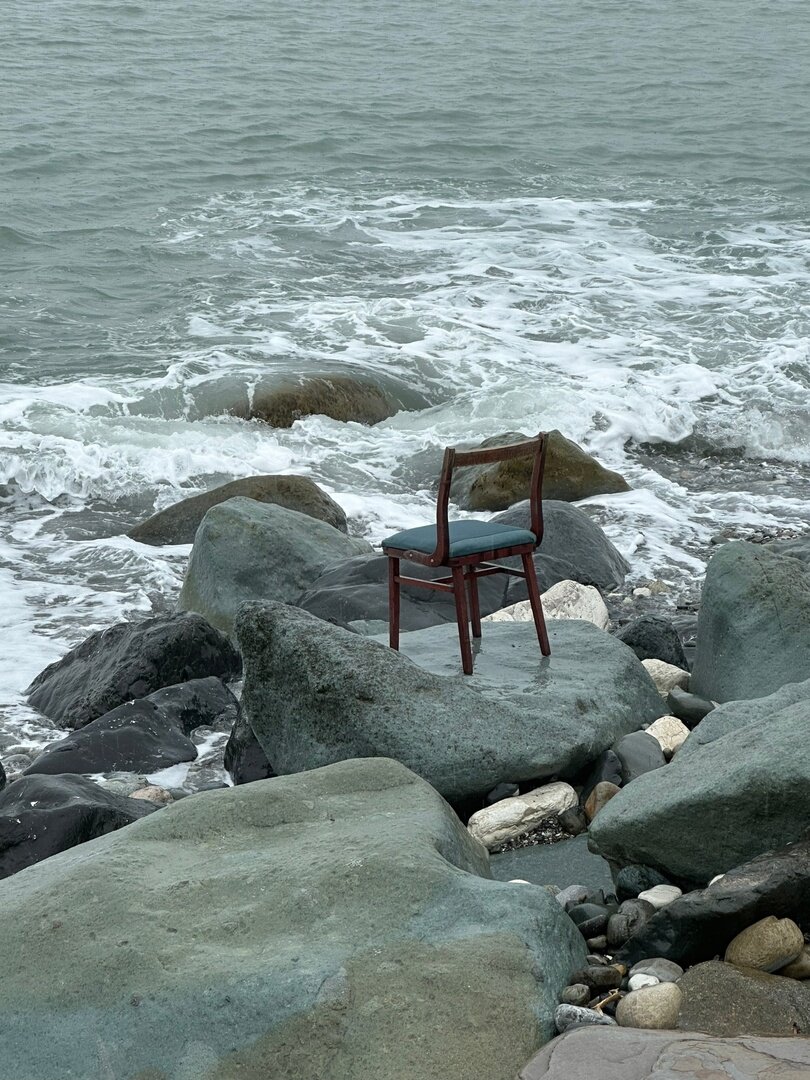 Закончились фотографии с мачтами и парусами. Надо срочно выдвигаться в сторону моря, чтобы пополнить запасы. Стул ждёт меня, видимо. Автор фото - моя дочь.