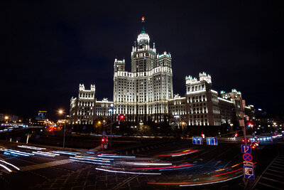    Сталинская высотка в центре Москвы ночью весной 2021 года ©Александр Манзюк РИАМО