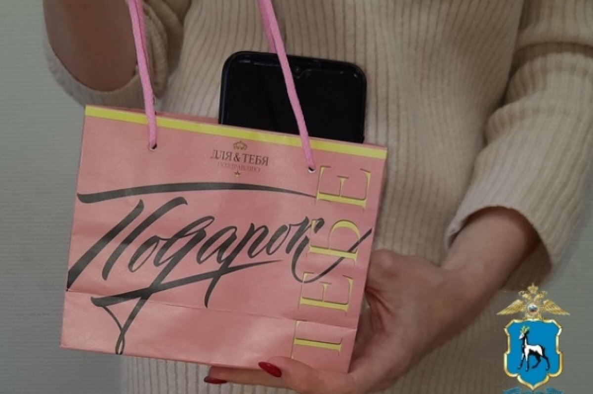    Женщина украла у знакомого телефон, чтобы сделать подарок мужу