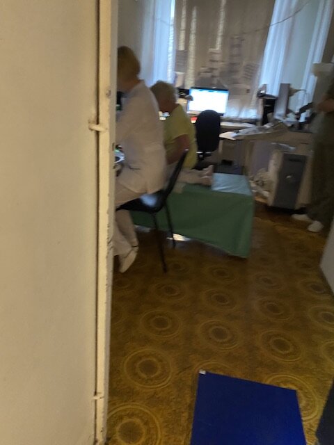 Маму не пускают, только врачи. 4 недели. Узи легких делают через день. Спустя 3.5 недель на последнее узи дочь смогла уже сама прийти ногами. До этого не могла ходить, возили  на каталке.