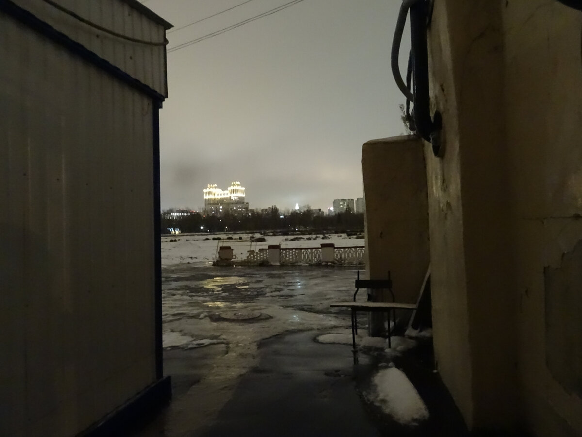 Скаковой (Беговой) круг ипподрома поздним осенним вечером