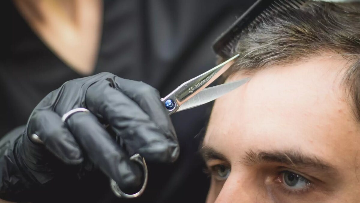     В мужских салонов красоты образовался дефицит сотрудников. Владельцы барбершопов отмечают, что специалистов, несмотря на высокий уровень предлагаемых зарплат, от 70 до 120 тысяч рублей, не хватает.