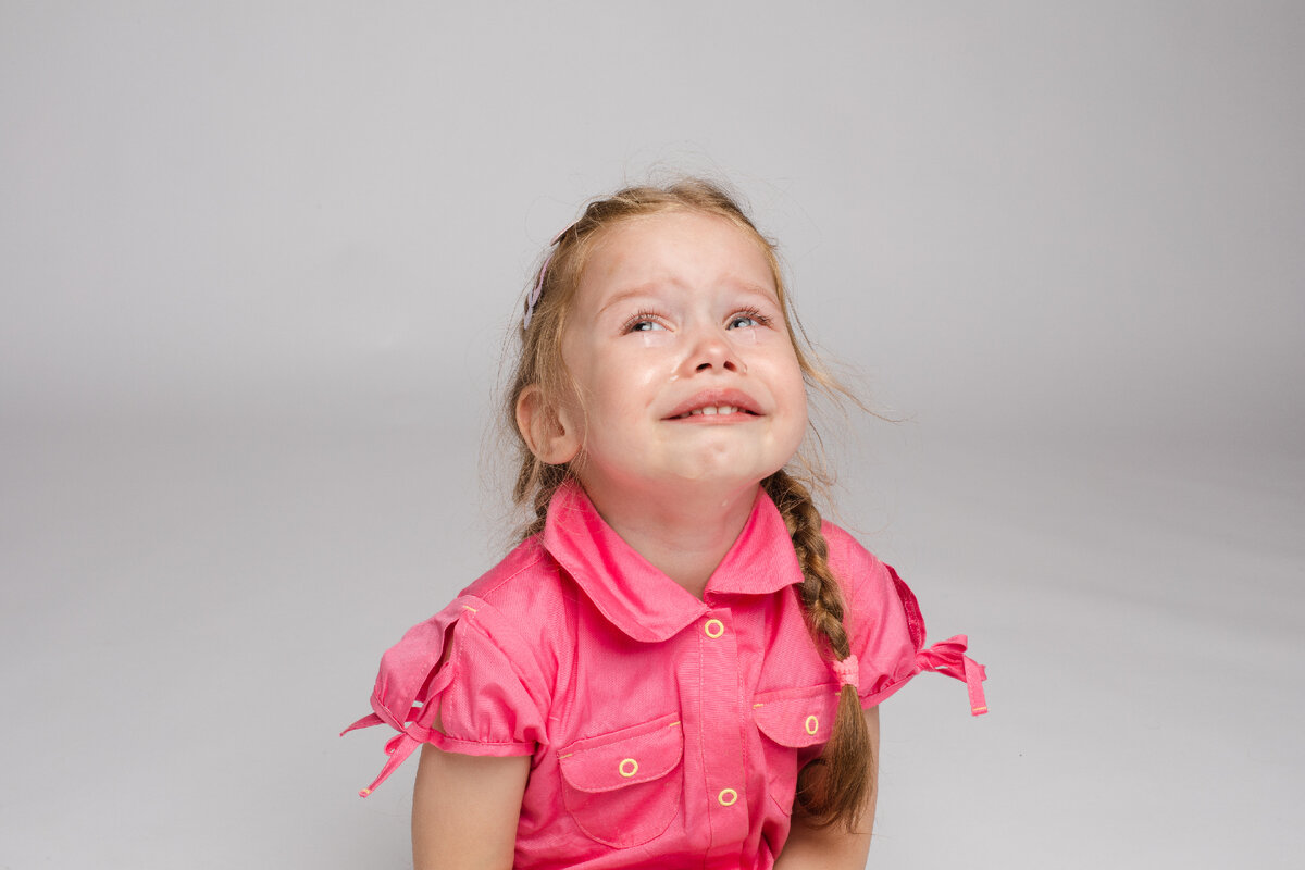 Фотография: https://ru.freepik.com/free-photo/stock-photo-of-sweet-little-girl-with-braids-in-pink-dress-crying-while-sitting-on-the-floor-with-bare-feet-she-is-looking-at-the-camera-while-sobbing_24757500 