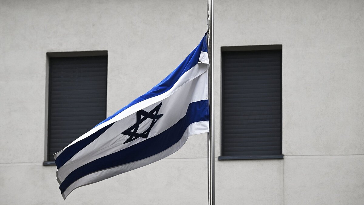    Израильский флаг у посольства страны в Москве© РИА Новости . Кирилл Каллиников