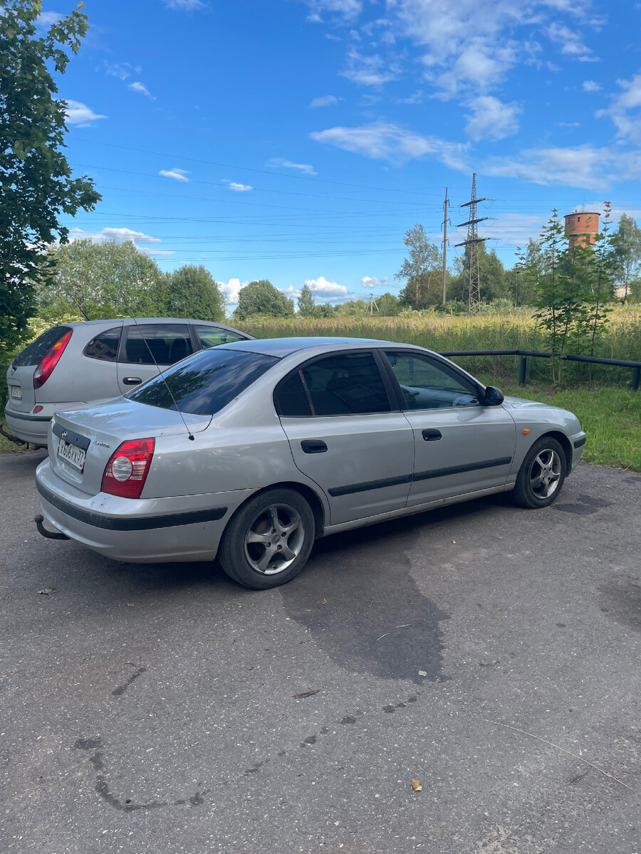 Hyundai Elantra 2006 года с двигателем объемом 1,6 литра был одним из вариантов этой модели, который также пользовался популярностью. Давайте рассмотрим некоторые особенности и характеристики этого автомобиля.

Hyundai Elantra 2006 года с 1,6-литровым двигателем предлагался в кузове седан. Этот двигатель развивал мощность около 105 лошадиных сил и был доступен в переднеприводной конфигурации. 

Elantra 2006 года с 1,6-литровым двигателем отличался стильным и современным дизайном. Внутренний интерьер был комфортабельным и просторным, обеспечивая достаточно места для пассажиров и их багажа. Базовая комплектация включала такие опции, как электростеклоподъемники, центральный замок, кондиционер и систему ABS.

Отзывы владельцев Hyundai Elantra 2006 года с 1,6-литровым двигателем обычно положительные. Этот автомобиль характеризуется надежностью, экономичностью и удобством в управлении. Владельцы отмечают хорошую проходимость и низкую стоимость обслуживания этой модели. Однако, при покупке подержанного автомобиля, всегда стоит обращать внимание на его состояние, историю обслуживания и возможные проблемы, связанные с износом и старением автомобиля.

В целом, Hyundai Elantra 2006 года с 1,6-литровым двигателем - это надежный и экономичный автомобиль, который может быть хорошим выбором для тех, кто ищет доступное и практичное транспортное средство с умеренными мощностями.