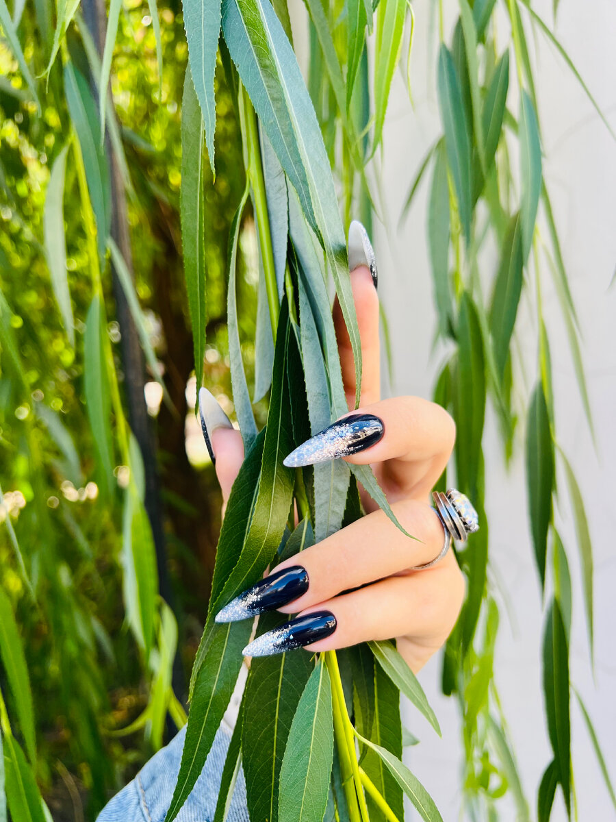 Автор любит и ценит себя, чего желаю и своим дорогим читателям!)