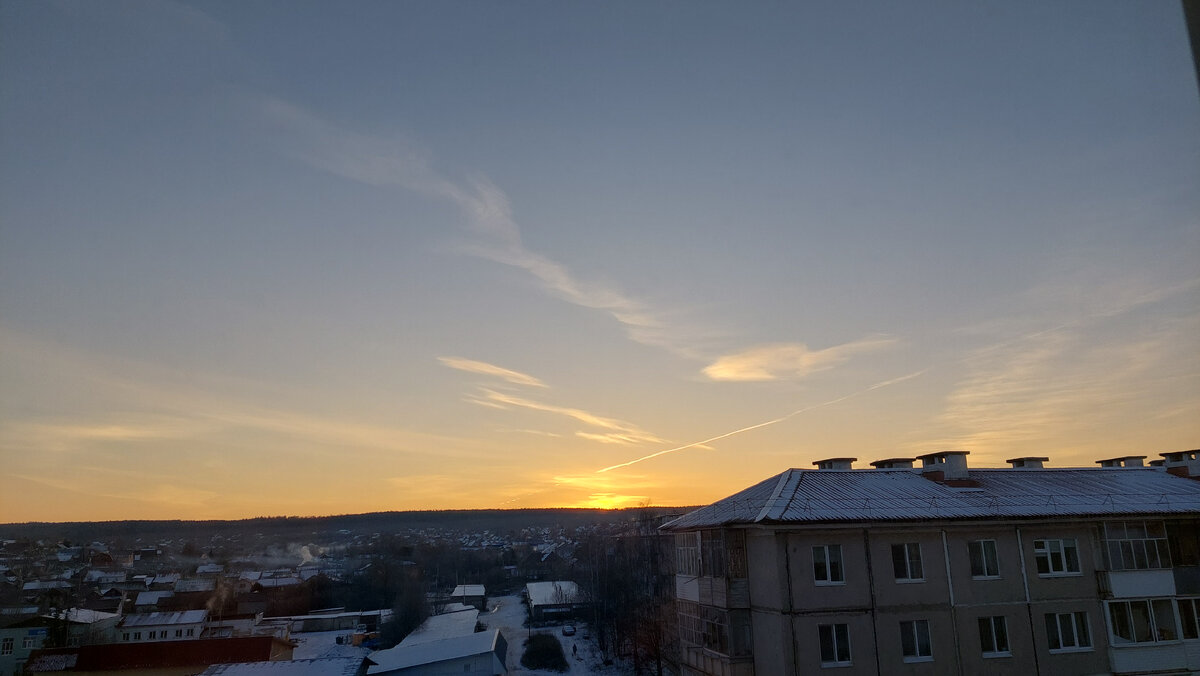 Рассвет над городом. День будет морозным. Фото сделано в субботу.