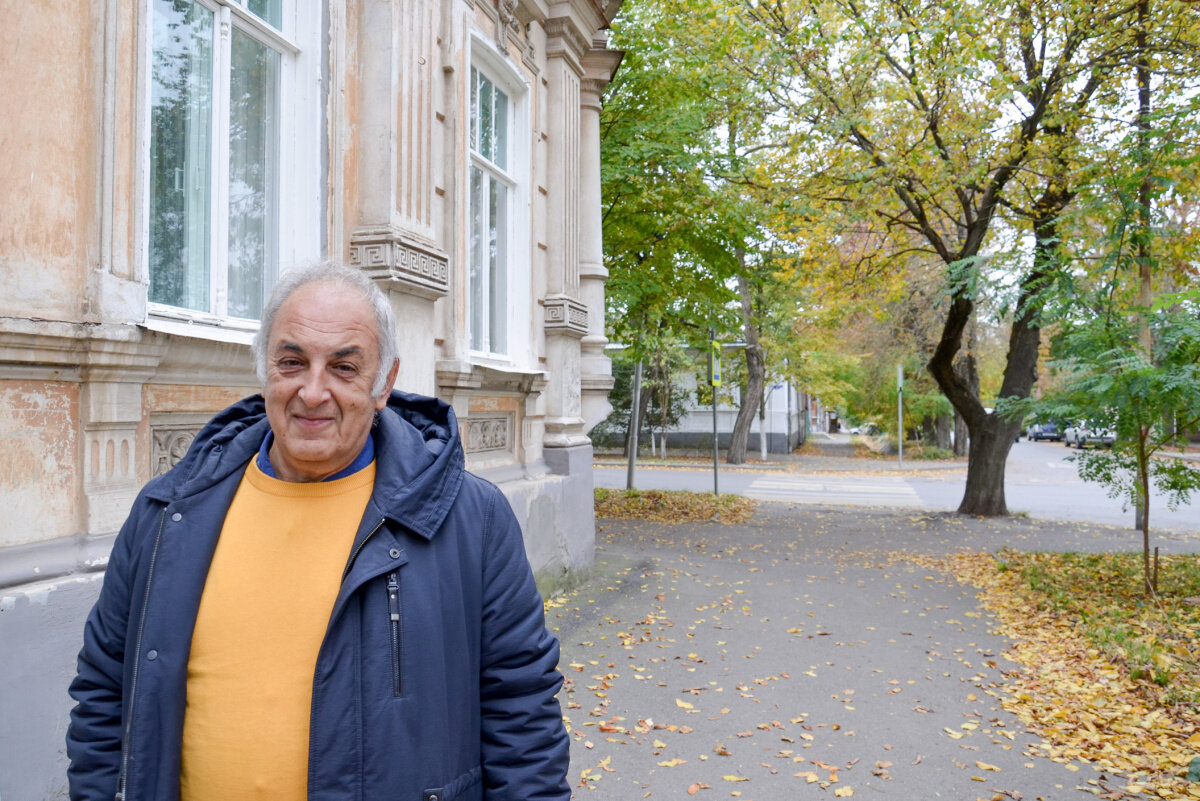 Чиро Ди Мари у здания, в котором когда-то находилось итальянское консульство в Таганроге.