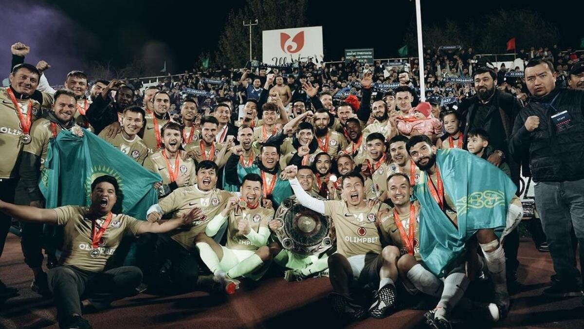    Футболисты "Ордабасы" с болельщиками:Пресс-служба ФК "Ордабасы"