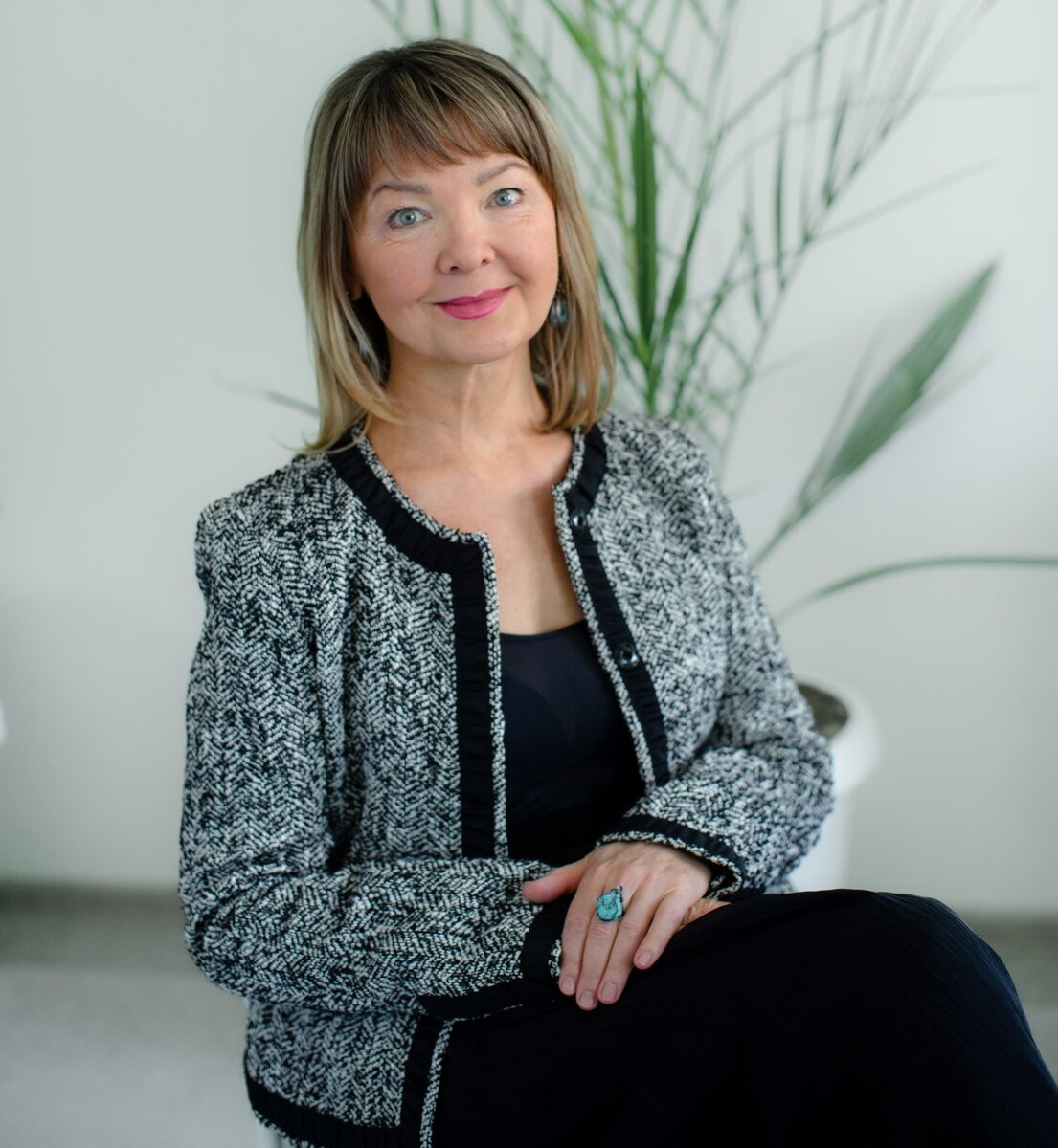 Ирина Геннадьевна Очеретина - Травматолог-ортопед, миотерапевт, кандидат медицинских наук со стажем работы в здравоохранении более 35 лет. Автор метода лечения позвоночника без операций 