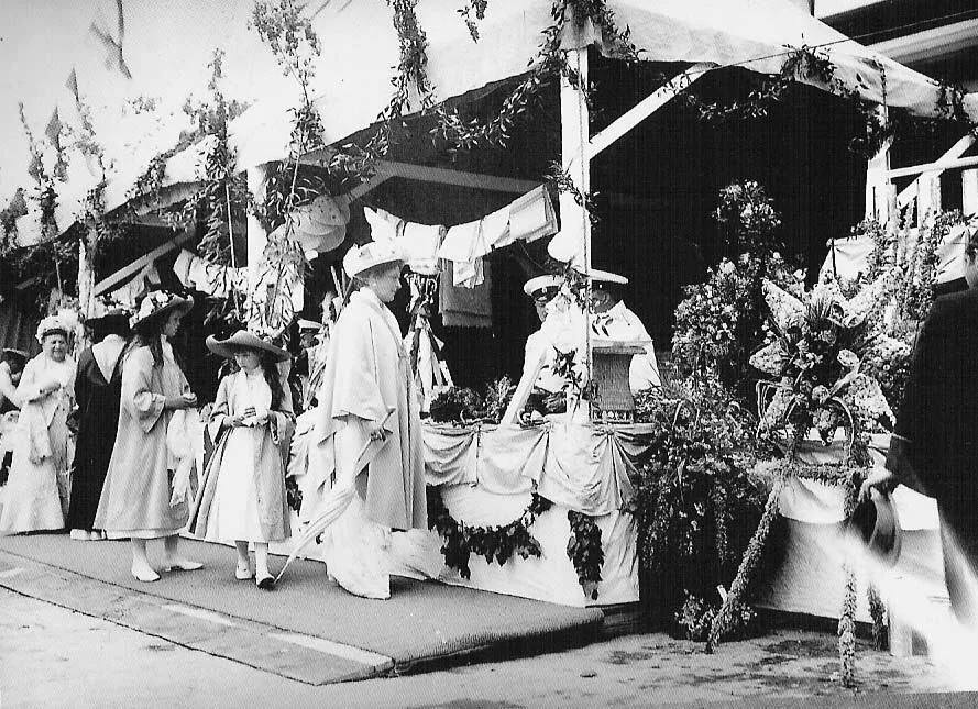 White history. Александра Федоровна белый цветок. Николай 2 в Ливадии праздник белого цветка. Царская семья в Ялте 1914. Белый цветок Царская семья Николай 2.