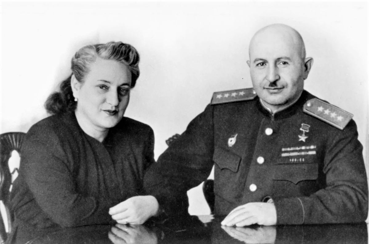 Иван Христофорович Баграмян со своей женой Тамарой. Тамару Амаяковну он считал своим ангелом-хранителем. 
