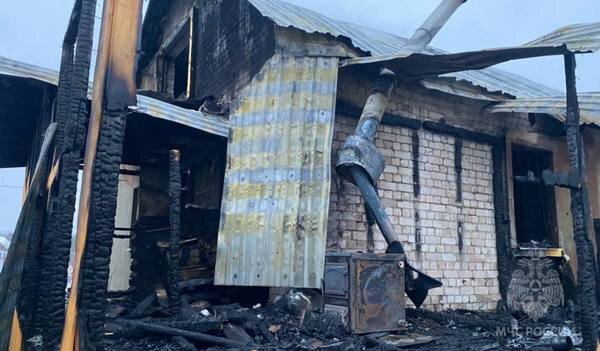     В Ивановском районе женщина получила ожоги, вынося документы из горящего дома