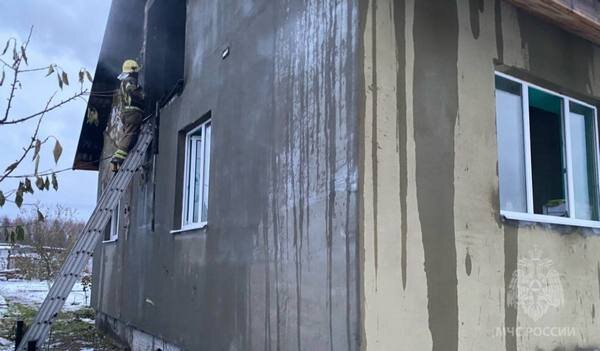     В Ивановском районе женщина получила ожоги, вынося документы из горящего дома