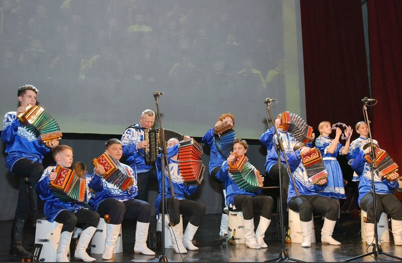    Ансамбль саратовских гармоник «Колокольчик» на выступлении в Саратове (фото: комитет по культуре города Саратова)