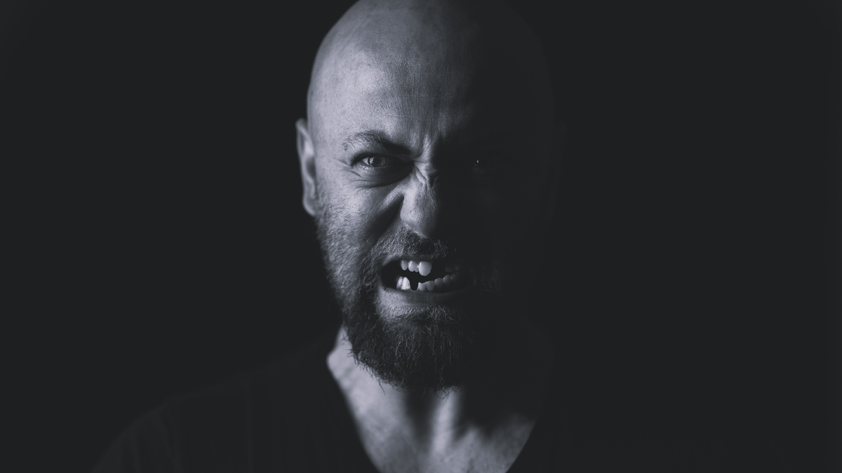 Удаленные зубы на фото – моя художественная вольность. Но заметьте, как отсутствие двух передних зубов влияет на возраст! Мужчина молод, но мы уже можем представить, как он начинает шепелявить. Для сравнения вставил оригинал – он в конце статьи.