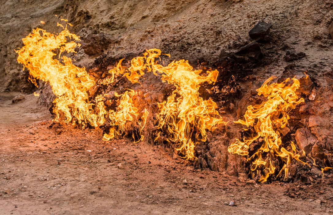 Янардаг - горящая гора. Фото из открытого источника.