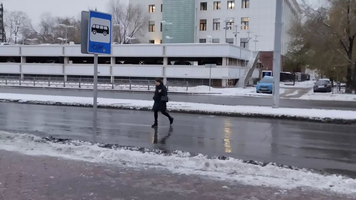     В Тюмень постепенно возвращается зима. Несмотря на прогноз погоды на ближайшие дни, к двадцатым числам ноября наступит полноценный минус и обильные снегопады. Корреспондент «Нашего города» Степан Шолпан прогулялся по центру и оценил уровень комфортности передвижения по улицам.