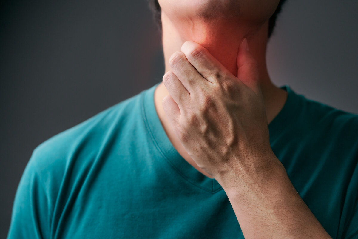 Фарингит – воспаление слизистых оболочек ротоглотки. Часто возникает на фоне ОРВИ. Характерными симптомами заболевания являются першение, жжение, покалывание, боль в горле.
