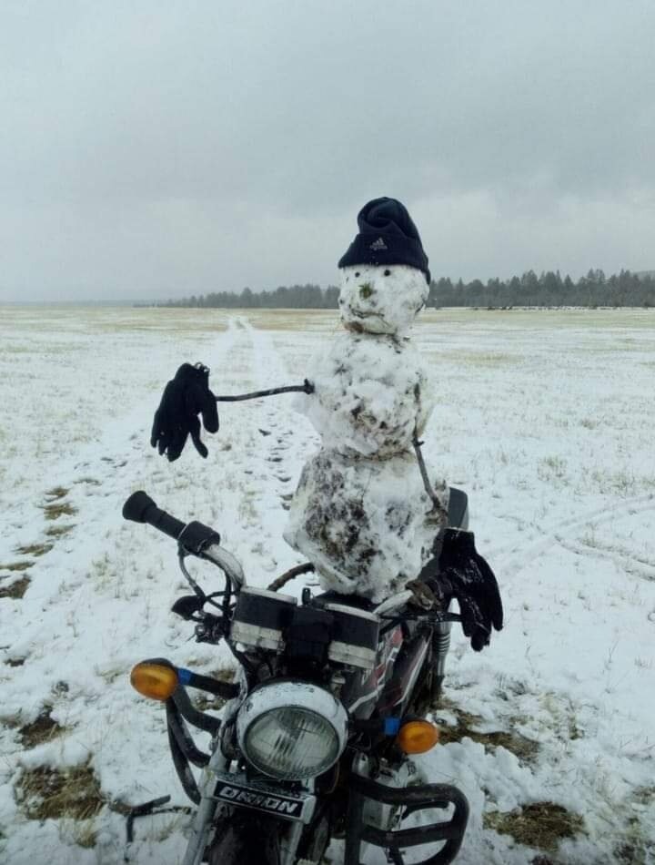 Девушка на мотоцикле зимой