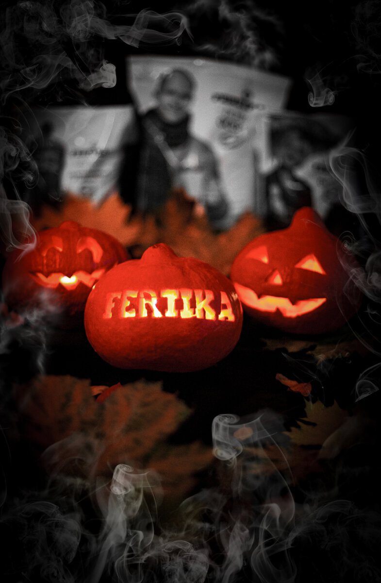 
Главным символом праздника является так называемый Светильник Джека. Он представляет собой тыкву, на которой вырезано зловеще усмехающееся лицо; внутрь тыквы помещена зажжённая свеча. Считается, что подобный плод, оставленный в День всех святых около дома, будет отгонять от него злых духов.

Традиция изготовления из тыкв светильников пошла от кельтского обычая создавать фонари, помогающие душам найти путь в чистилище. Этот овощ был выбран не случайно, так как являлся дешёвым и доступным.

Известен миф о человеке, которого называли «Скупой Джек». Миф гласит, что Скупой Джек пригласил дьявола в бар выпить. Оправдывая свое прозвище, он не хотел платить и убедил Дьявола обернуться монеткой, которой Джек мог бы расплатиться за выпивку. Когда Дьявол превратился в монету, Джек решил оставить ее себе и положил в карман к серебряному кресту, который мешал Дьяволу превратиться назад в его обычную форму.