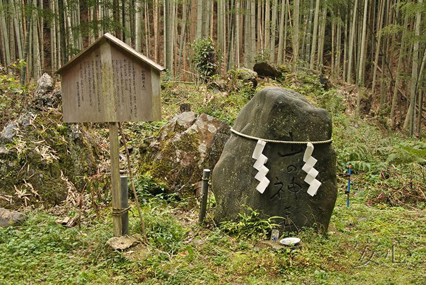 Священные камни Ивакура в саду храма Камакура. Источник изображения: www.anshin-sad.ru