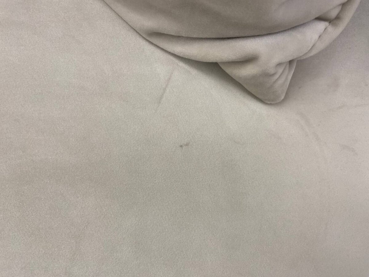 Противные маленькие пятна по всему дивану