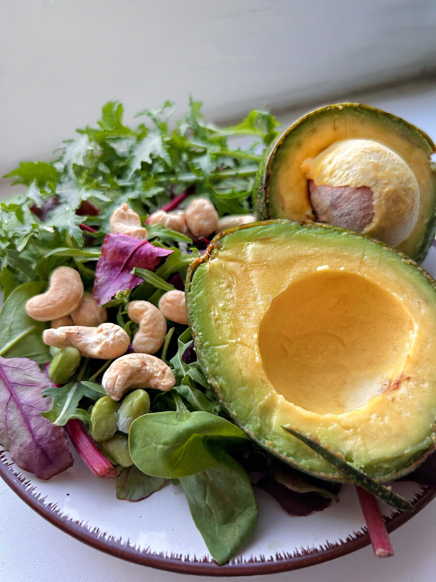 Клетчатка - это нерастворимые растительные волокна, которые не усваиваются организмом. Она играет важную роль в поддержании здоровья пищеварительной системы и  полезна для очищения организма.

Растительная клетчатка оказывает ряд полезных воздействий таких как:
- профилактика запоров;
- Замедляет всасывание глюкозы в кишечнике, нормализуя уровень сахара в крови;
- Выводит из организма токсины, канцерогены, хол;
- Выводит токсичные вещества, тяжелые металлы, избыточный холестерин и желчные кислоты;
- Защищает от переедания, создавая чувство сытости.


Клетчатка должна присутствовать в каждом приёме пищи. 
Самый простой способ - добавлять в блюдо рубленую зелень.

Норма потребления клетчатки для взрослого человека — 20-30 г в сутки. Но чтобы набрать её, недостаточно съесть 30 г углеводного продукта. В каждом продукте содержится определённое количество клетчатки. Чтобы набрать минимальную норму, нужно съесть: 
    - 30 г. цельнозернового хлеба;
    - 1 яблоко;
    - 4 порции овощей по 100 г;
    - 250 г. крупы
    - 120 г. ягод.

Продукты, богатые клетчаткой - это фрукты, овощи, цельные злаки, орехи и семена. Рекомендуется употреблять разнообразные источники клетчатки для получения максимальных польз от ее потребления.