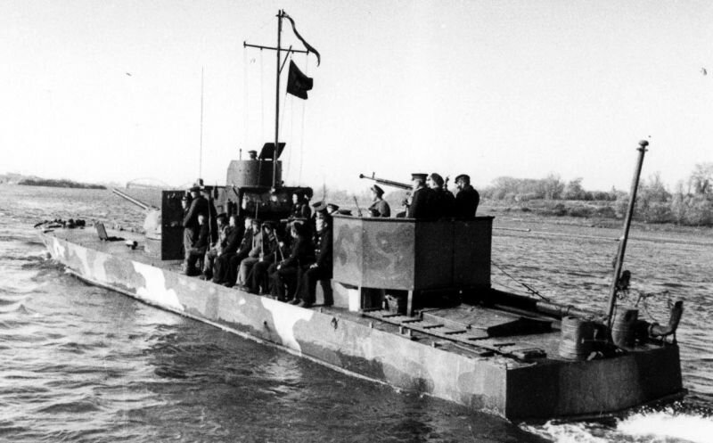 Советский бронекатер проекта 1125/II (тип 1942/II) с десантом морской пехоты на борту следует месту высадки. На катере вместо кормовой башни установлен 12,7-мм пулемет ДШК на турели. 1943-1944 годы/ https://waralbum.ru/119170/