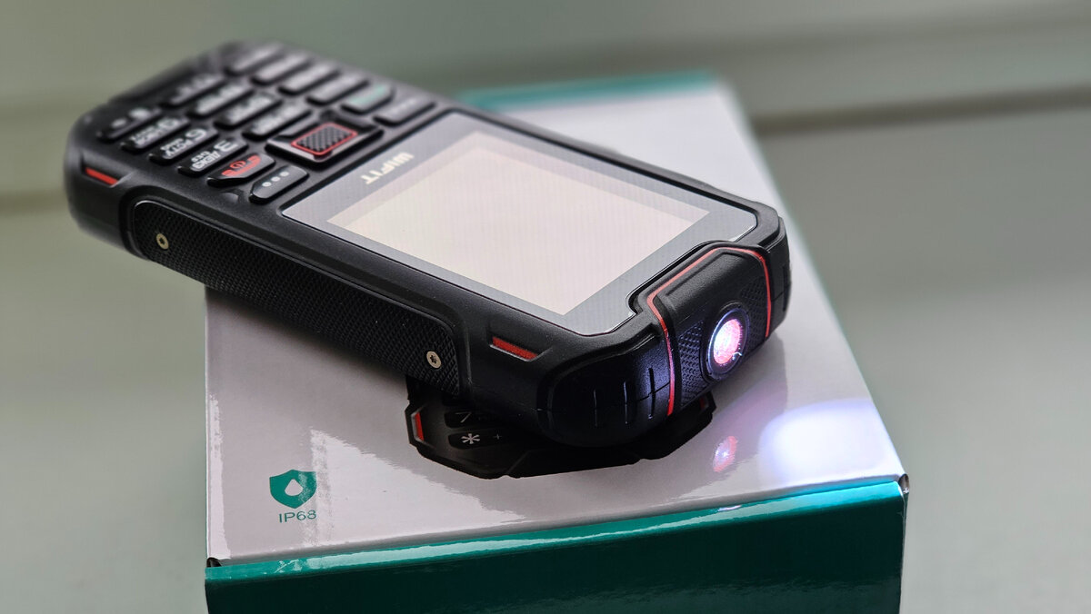 Wirug F1 оснащен очень ярким фонариком