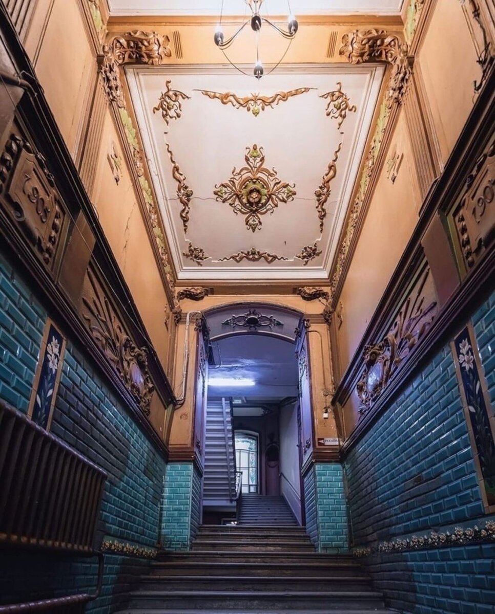 Парадная доходного дома Г.А. Бернштейна (фото: тг Куда пойти, Питер?)