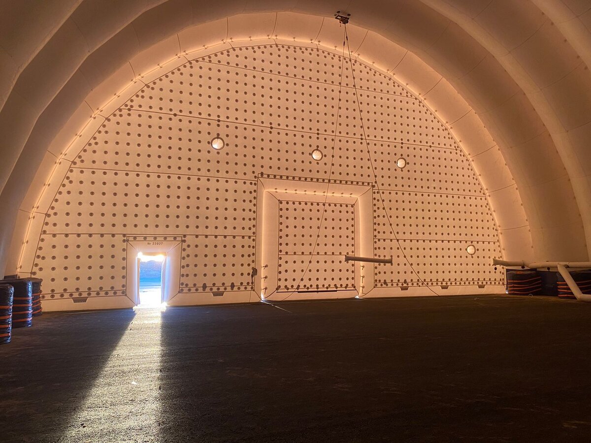 Торцевая стенка с въездными воротами angar-pnevmo.ru