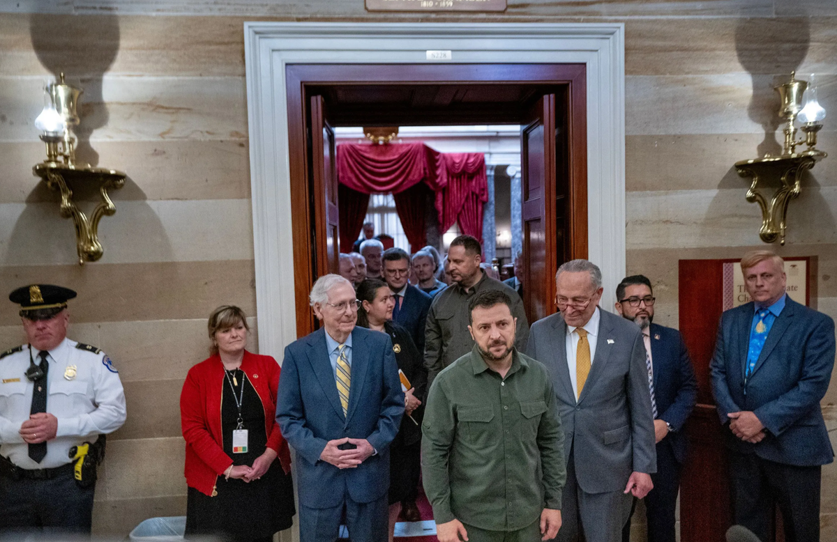 Есть ощущение, что выходят с похорон. И только периодически уходящий глубоко в себя сенатор Митч Макконнел (седой на переднем плане) слегка улыбается. Словно он и есть та самая с косой, пришедшая забрать очередного клиента