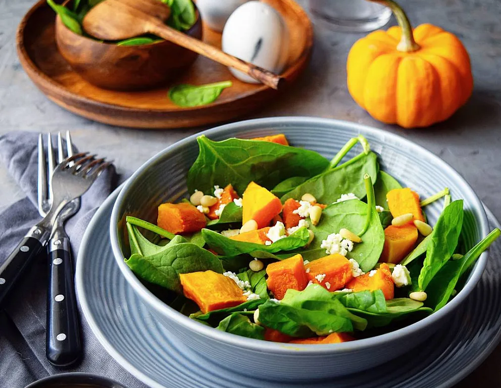 Руккола киноа. Салат с печеной тыквой и рукколой. Салат с тыквой и шпинатом. Салат с печеной тыквой. Салат с запеченной тыквой.
