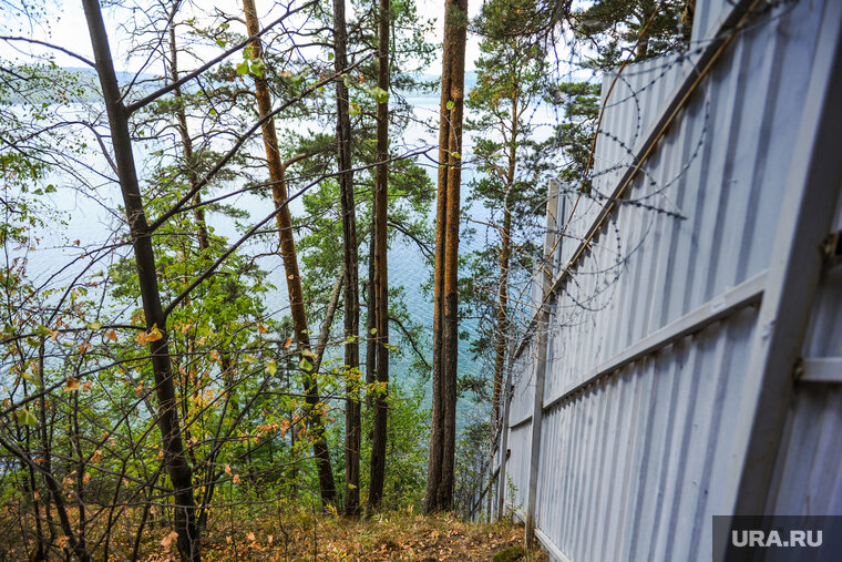    Забор преграждал свободный доступ к воде и лесу