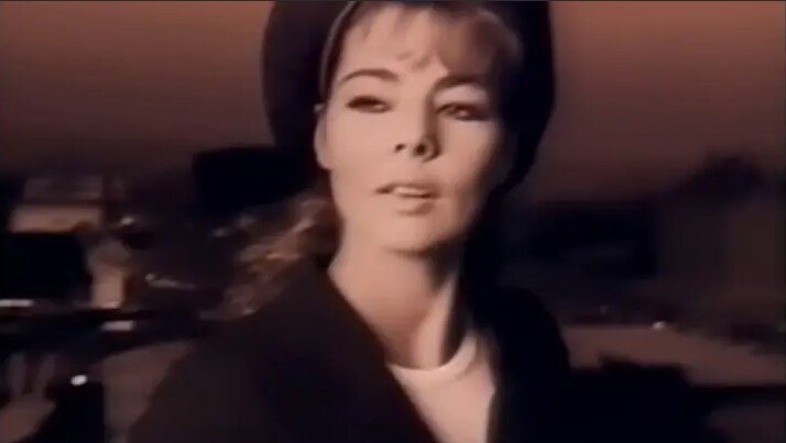 Фрагмент клипа "Around My Heart" (сорри за качество, другого нет). Образ Ани - героини повести "Зимовьё на Гилюе" создан на основе образа певицы Сандры Лауэр в целом, а для финальной сцены на вокзале взят образ непосредственно из этого клипа. Сама же Сандра один из незримо присутствующих персонажей повести.