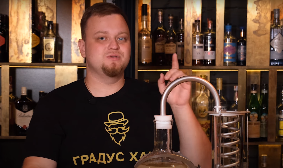 на фото самогонный аппарат "Алхимик"