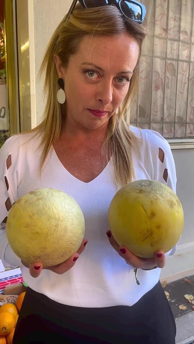 Джорджа Мелони с дынями.
