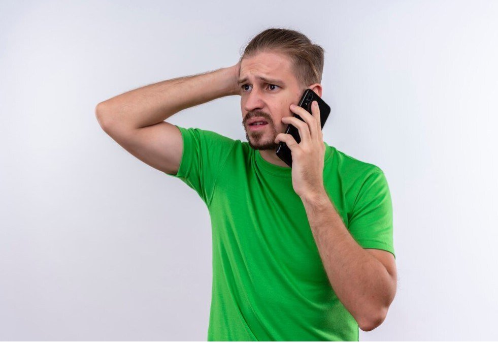  Если соседей нет дома или они не могут устранить течь, надо звонить в аварийную службу. Фото: ru.freepik.com