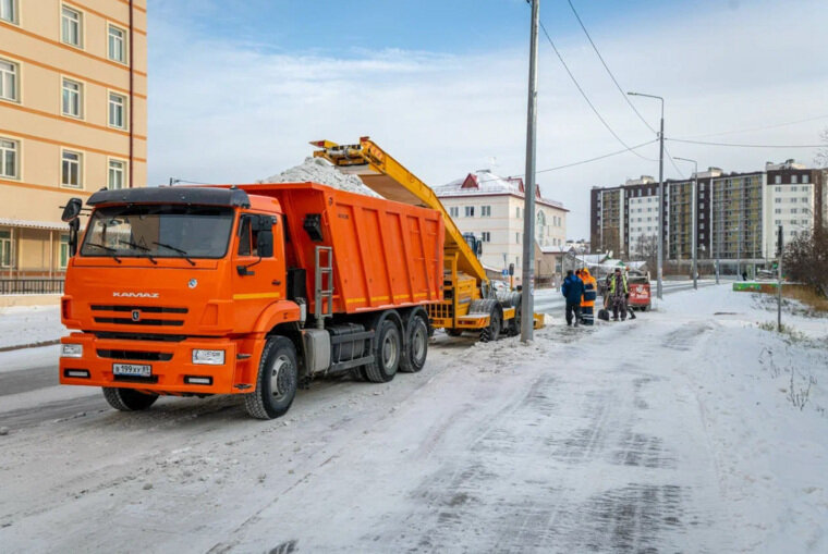    Работа дорожных служб в Салехарде